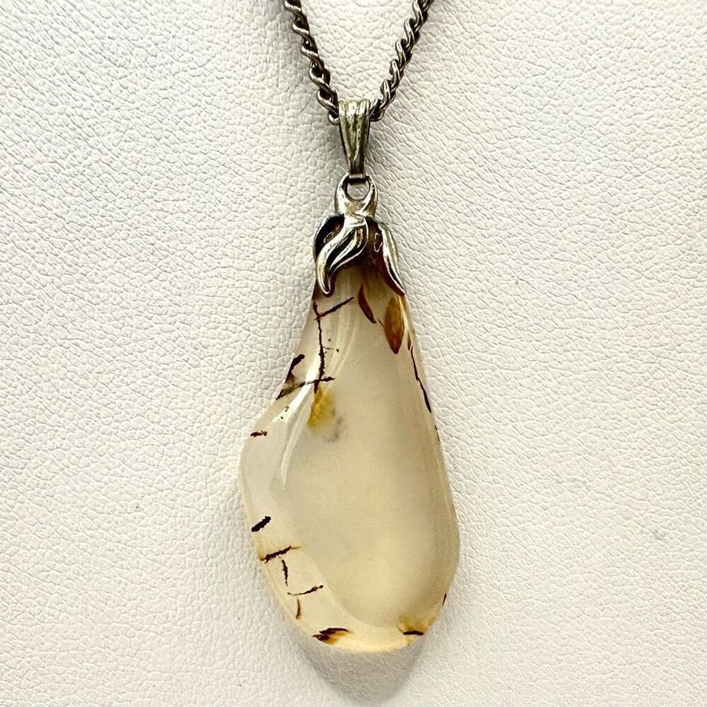 Silver tone polished agate pendant necklace